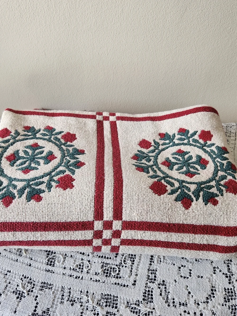 Vintage Holiday Wreath Decorative Throw in Red, Green and Cream